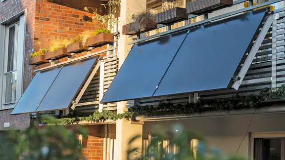 Solarmodule eines Balkonkraftwerke an einem Mehrfamilienhaus.