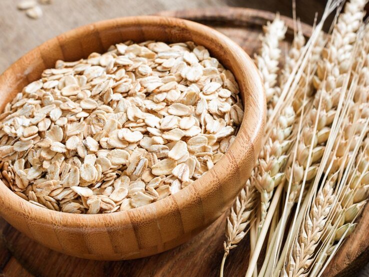 Haferflocken in einer Schüssel. | © Getty Images Pro/ Arx0nt via Canva.com