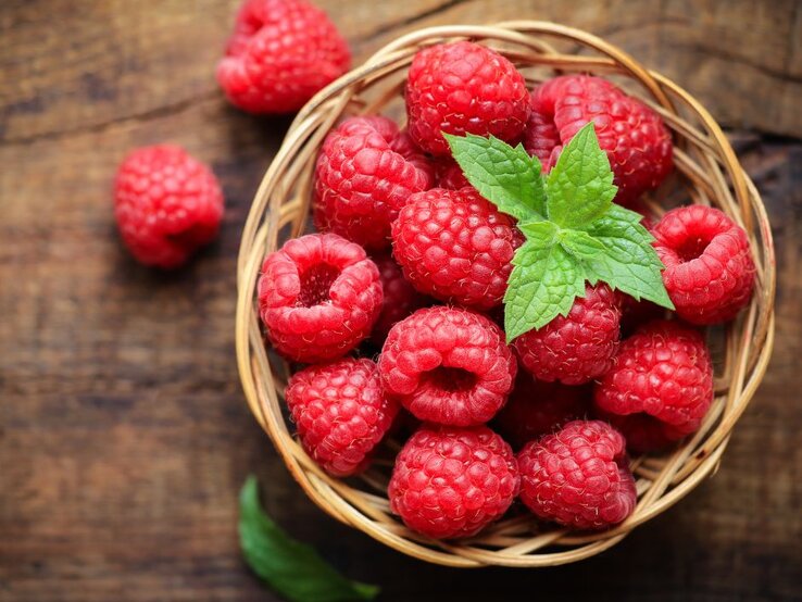 Schale mit Himbeeren. | © Getty Images Pro/ Kuvona via Canva.com