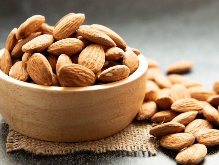 Schüssel mit Mandeln. | © Getty Images/ Tonhom27