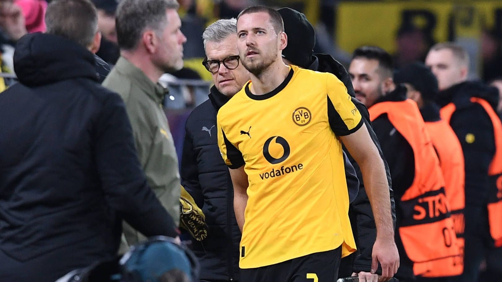 Banger Blick: Waldemar Anton bei seiner Auswechslung im Spiel gegen Bodö/Glimt. Banger Blick: Waldemar Anton bei seiner Auswechslung im Spiel gegen Bodö/Glimt.