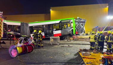 Linienbus kommt in Gelsenkirchen von Straße ab