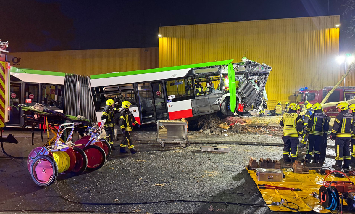 Linienbus kommt in Gelsenkirchen von Straße ab