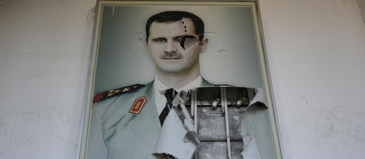Damaskus: Ein zerrissenes Plakat zeigt den gestürzten syrischen Präsidenten Baschar al-Assad.