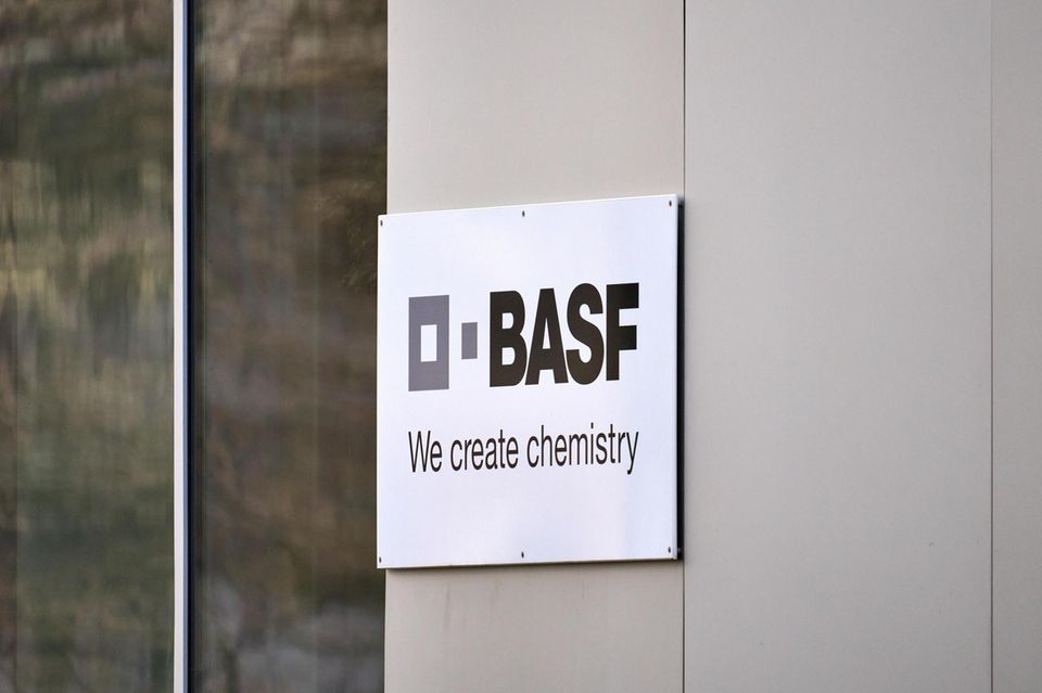 Der Ludwigshafener Chemieriese BASF hat die Mehrheit an seinem Lack-Geschäft an den US-Finanzinvestor Carlyle abgegeben. Dabei setzte BASF für die bisher unter dem Namen BASF Coatings geführten Geschäftsbereiche Fahrzeugserienlacke, Autoreparaturlacke und Oberflächentechnik einen Unternehmenswert von 7,7 Mrd. Euro an. Der Konzern behält aber 40 Prozent der Anteile. In die League Tables geht die Transaktion mit 6,7 Mrd. Dollar ein.