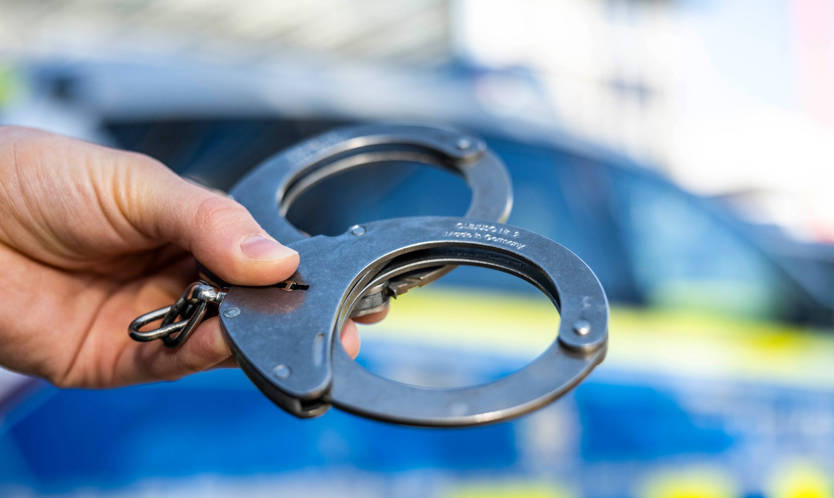 Mit Messer bewaffnet: Mann überfällt Bank in Münster