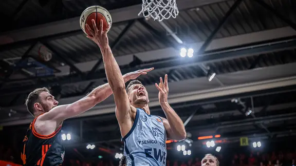 Filip Stanic (r.) von den Baskets Oldenburg im Pokalspiel bei Rasta Vechta beim Korbleger | IMAGO / Christian Becker Filip Stanic (r.) von den Baskets Oldenburg im Pokalspiel bei Rasta Vechta beim Korbleger