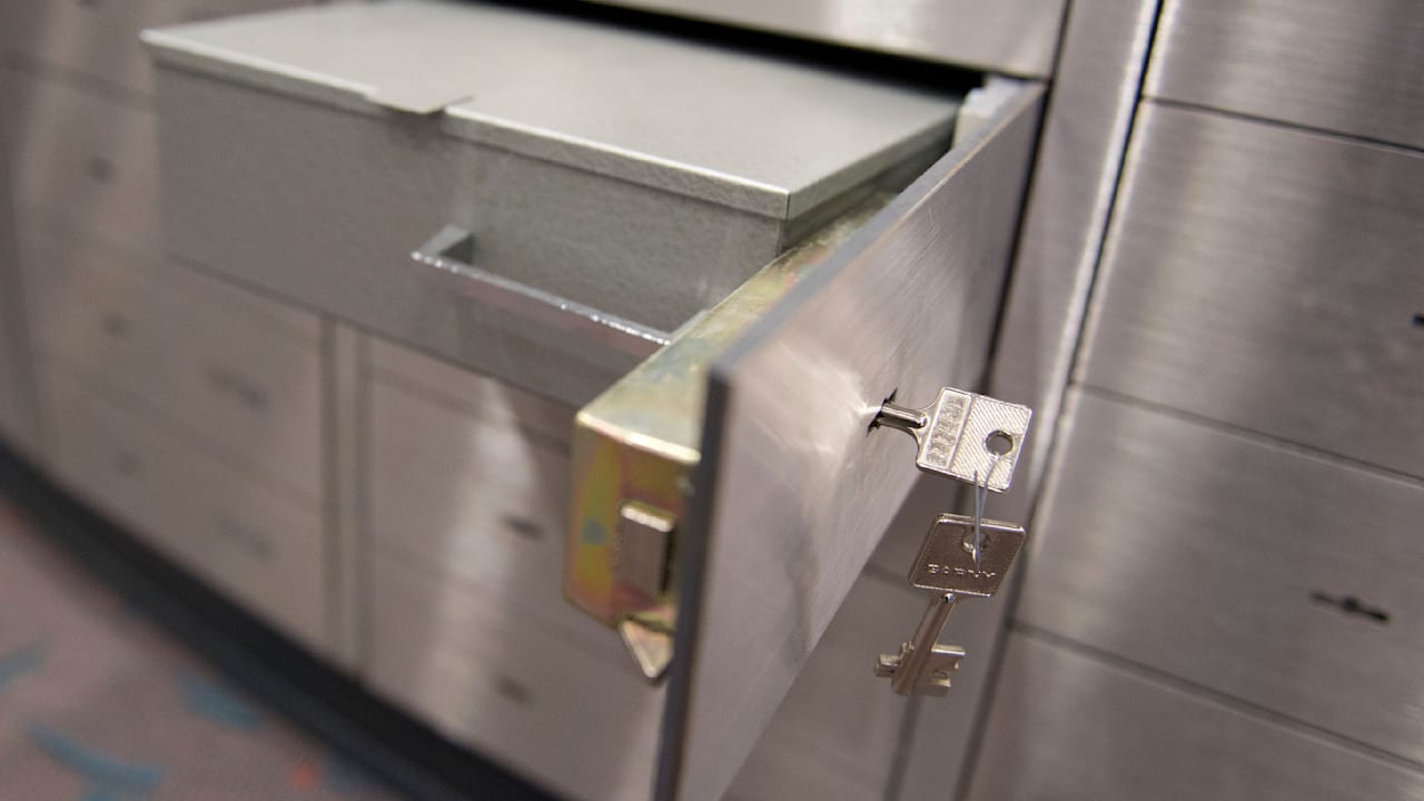 Karlsruhe: Betrug! Betrüger-Paar leert heimlich Tresore und klaut Wertsachen | Regional