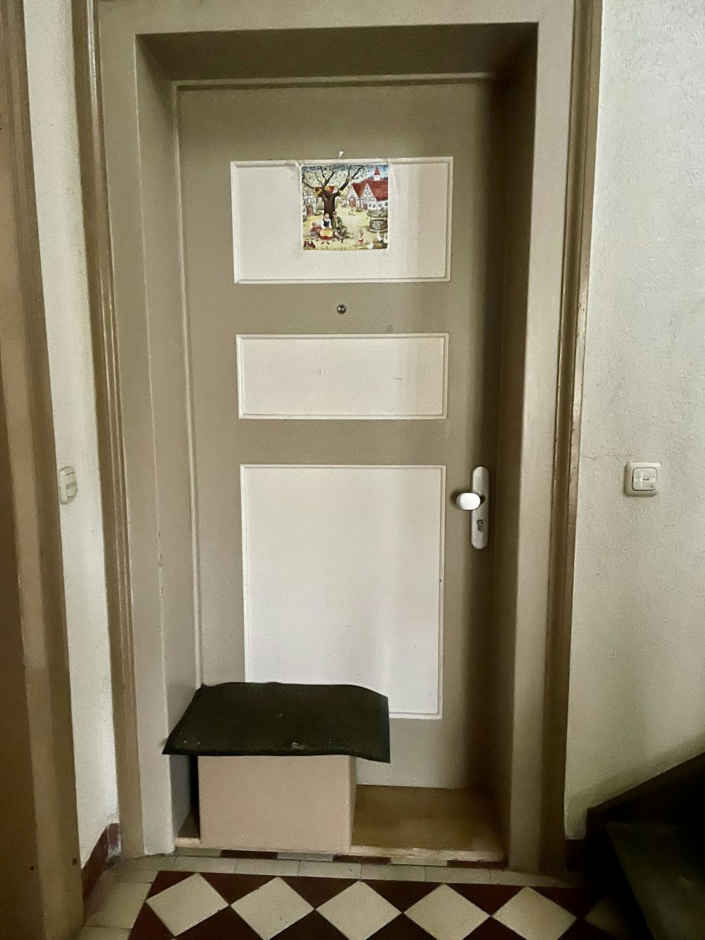 Wer nicht zuhause ist, dem legt Ivar das Päckchen vor die Tür und schützt es mit der Fußmatte obendrauf.