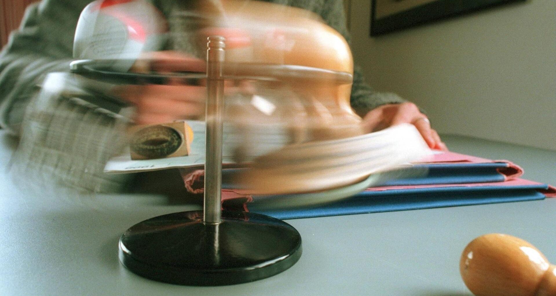 Beamtin mit Stempel und Unterlagen