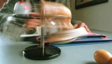 Beamtin mit Stempel und Unterlagen