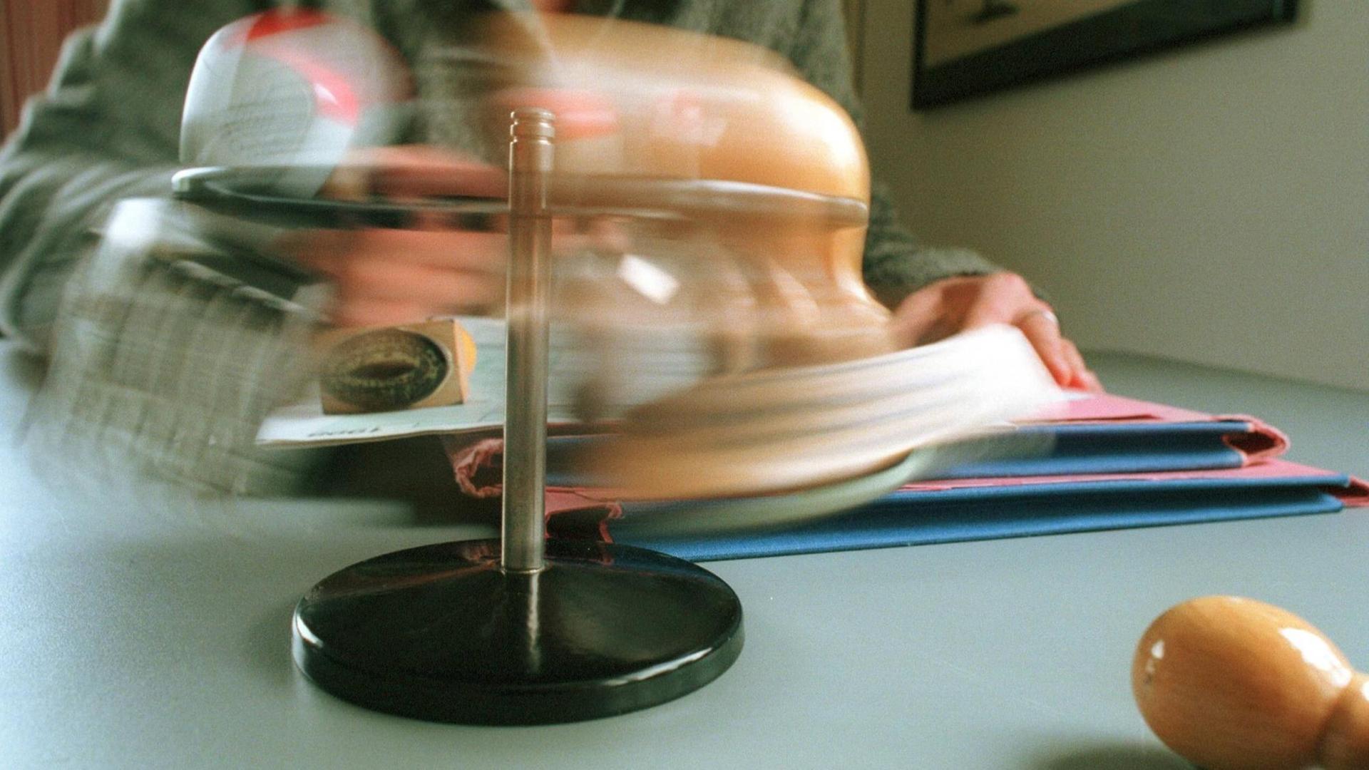 Beamtin mit Stempel und Unterlagen Beamtin mit Stempel und Unterlagen