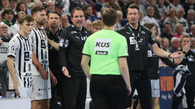Hier hadern Bence Imre (von links), Harald Reinkind, Co-Trainer Christian Zeitz, Geschäftsführer Viktor Szilagyi und Chefcoach Filip Jicha vom THW Kiel mit einer Entscheidung der Schiedsrichter.