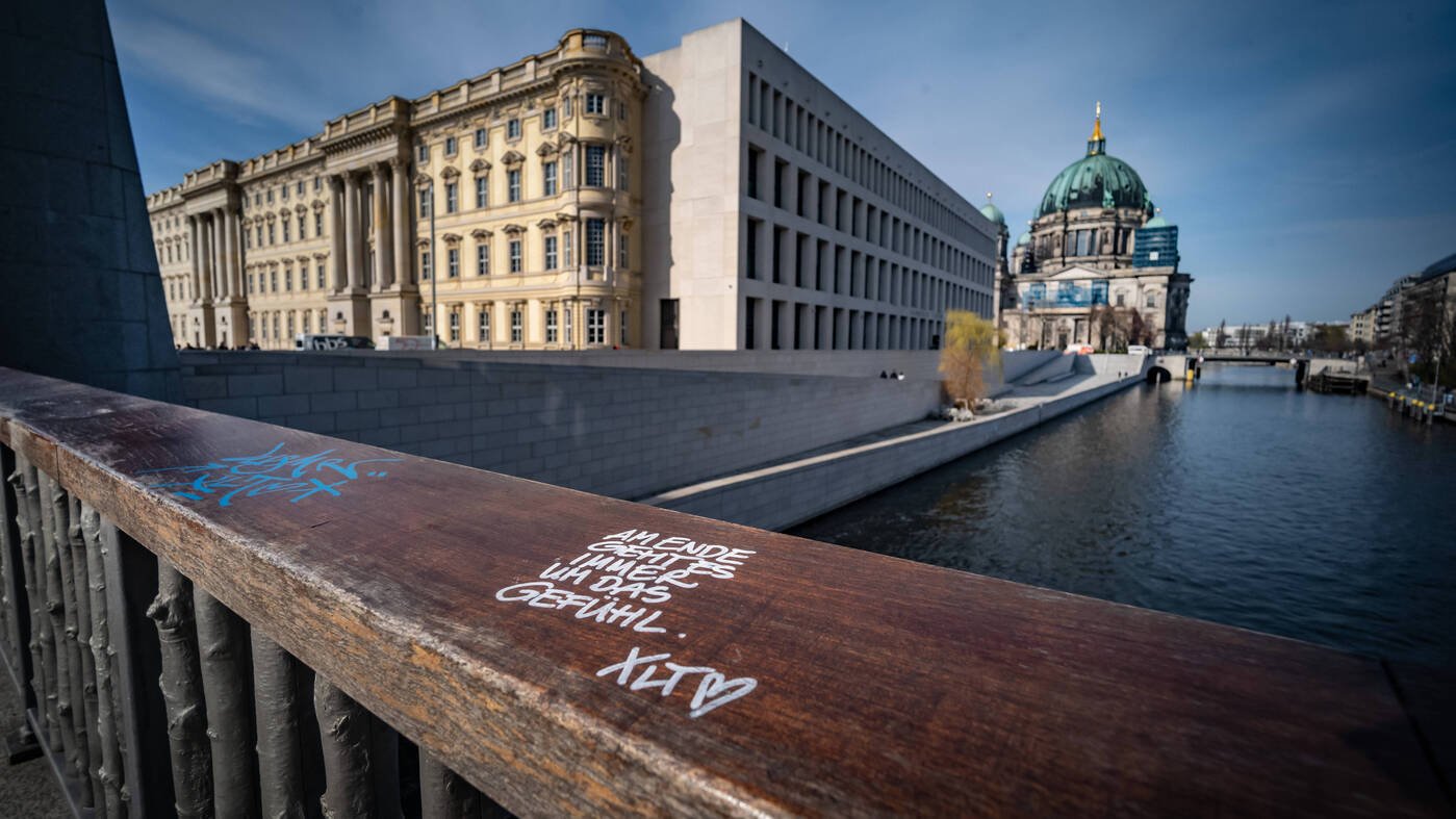 Berliner Polizei nimmt acht Verdächtige fest