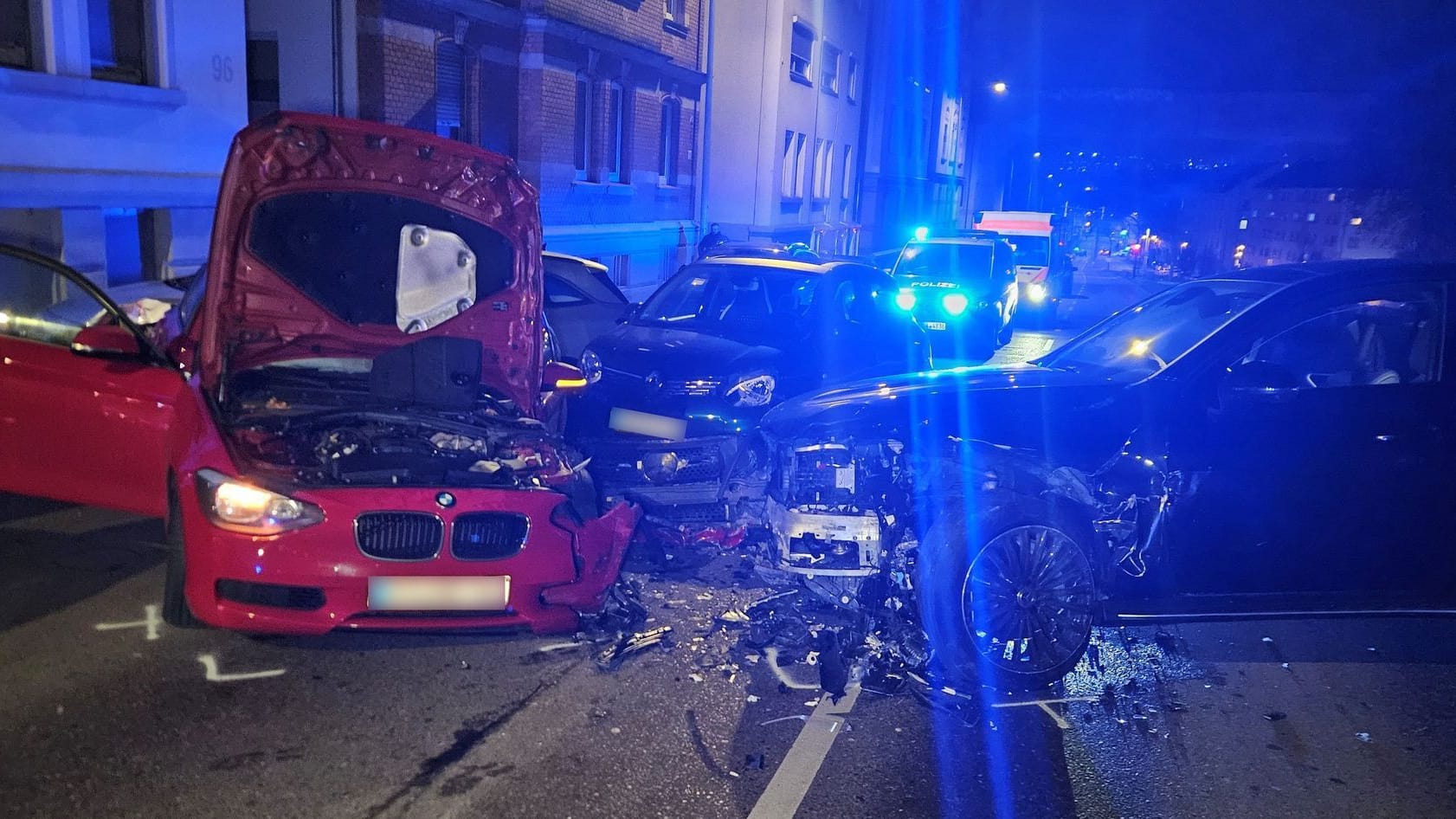 Beschädigte Autos stehen nach einem Unfall auf der Straße. Im Feierabendverkehr ist es in Stuttgart zu einem Unfall mit acht beteiligten Fahrzeugen genommen
