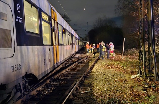 FW-DO: Mehrere Personen im Gleisbett nach technischem Defekt eines Personenzuges
