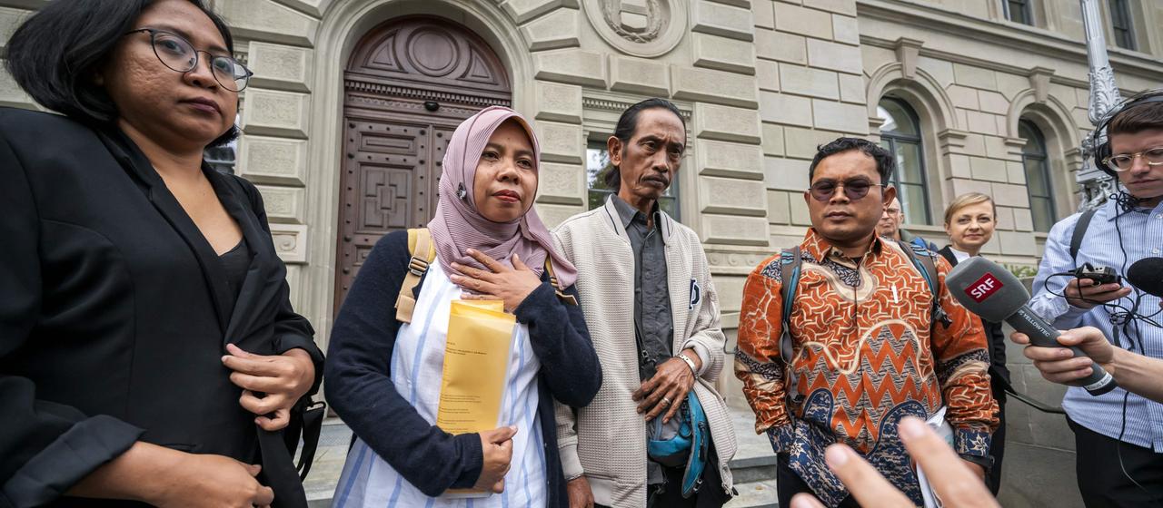 Bewohner der Insel Pari vor dem Gericht in Zug