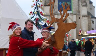 Starkes Team: Julia Karkama (v.l.), Pekka Paaso und Jouko Ervasti bauen jedes Jahr das finnische Dorf Arctic Village auf Halles Weihnachtsmarkt auf - und kurz vor Heiligabend wieder ab.