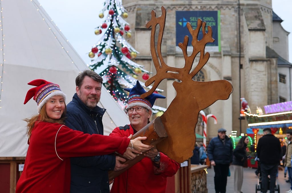 Starkes Team: Julia Karkama (v.l.), Pekka Paaso und Jouko Ervasti bauen jedes Jahr das finnische Dorf Arctic Village auf Halles Weihnachtsmarkt auf - und kurz vor Heiligabend wieder ab.