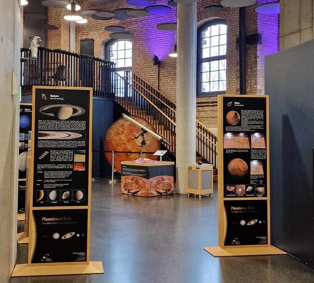 Die Planetenausstellung kann man während der Öffnungszeiten des Planetariums kostenlos besuchen.