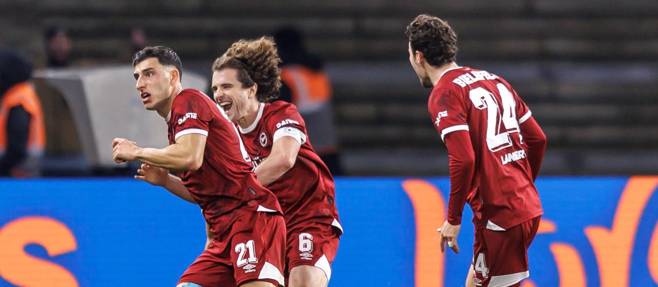 Die Bielefelder Spieler bejubeln den späten Ausgleich gegen Hertha BSC