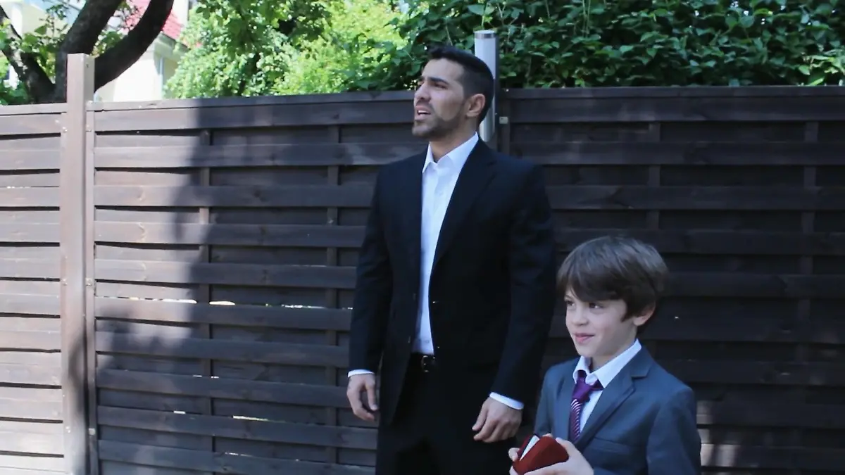 Nach anfänglichen Schwierigkeiten verstehen sich Bushido und Montry mittlerweile bestens. Bei Anna-Marias und Bushidos Hochzeit 2012 war Montry stets an der Seite von beiden. 