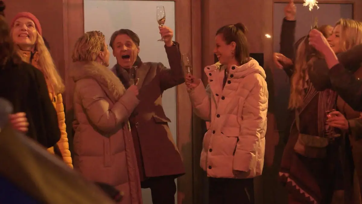 Hoch die Gläser! An Silvester kann auch Jo Gerner (Wolfgang Bahro) einfach mal alle Sorgen vergessen. 