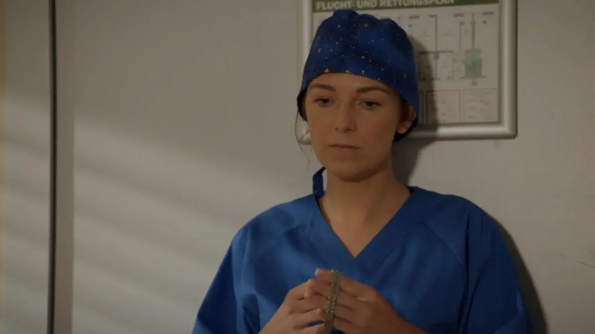 Lilly lenkt sich mit Arbeit ab