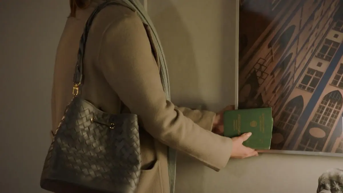 Zoe sucht ein sicheres Plätzchen für die gefälschten Pässe. 