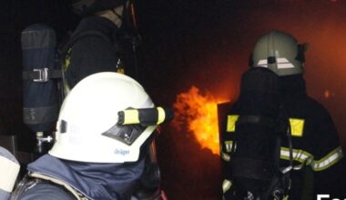 Dichter Brandrauch stieg am heutigen Dienstag, 30.12.2025 gegen 11:30 Uhr aus einem Gebäud