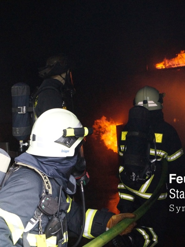 Dichter Brandrauch stieg am heutigen Dienstag, 30.12.2025 gegen 11:30 Uhr aus einem Gebäud