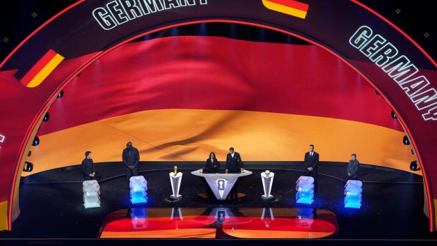 Die Bühne bei der WM-Auslosung leuchtet in den deutschen Farben.