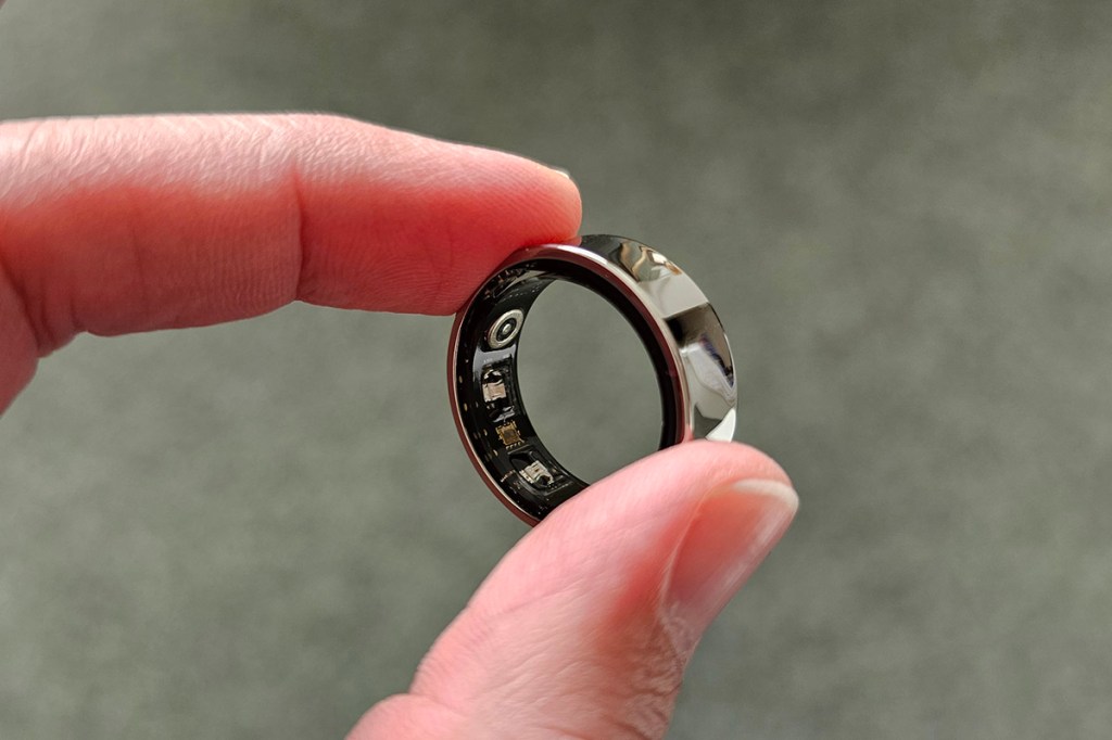 Smart Ring zwischen Fingern