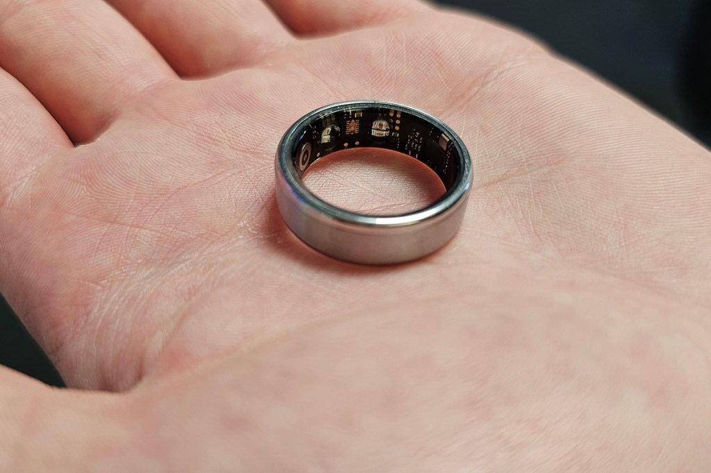 Smart Ring auf einer Hand