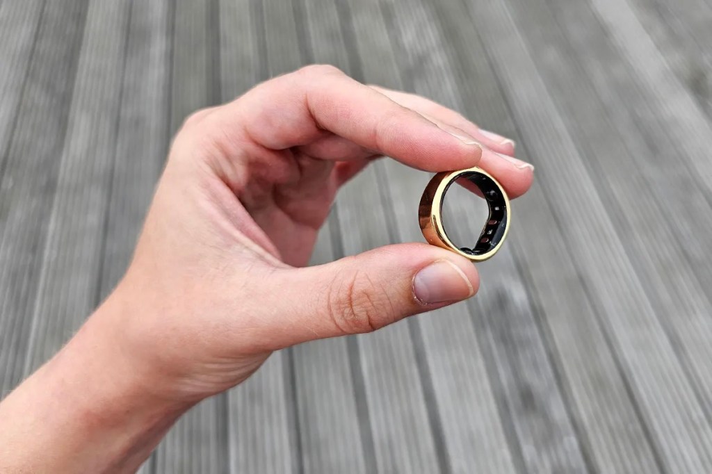 Smart Ring zwischen Fingern