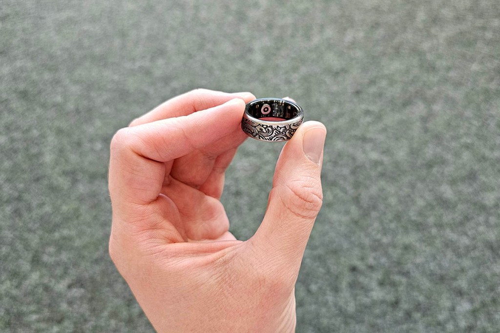 Smart Ring zwischen Fingern