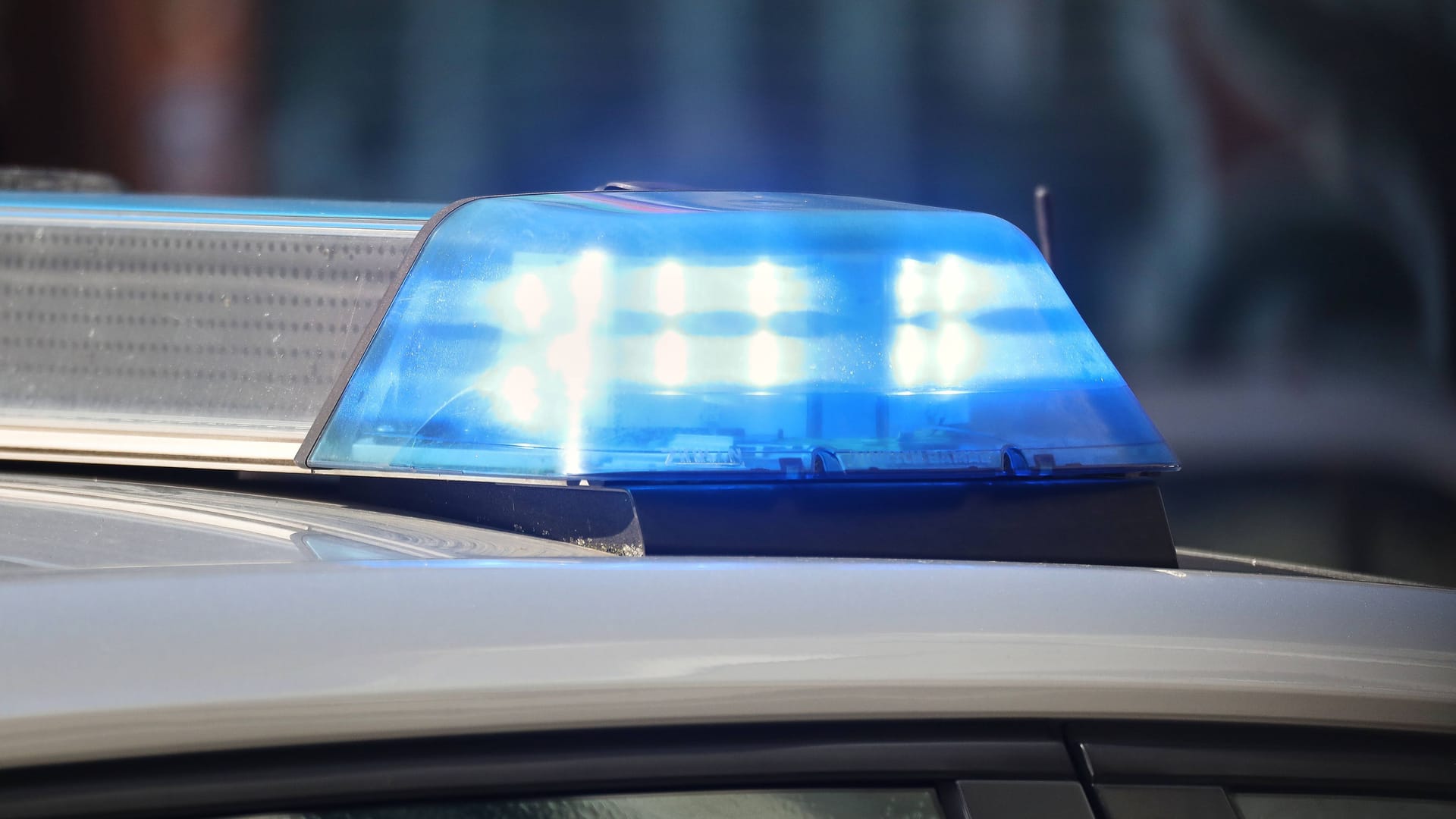 Blaulicht (Archivbild): In Berlin ist ein Mann nach einer räuberischen Erpressung identifiziert worden.