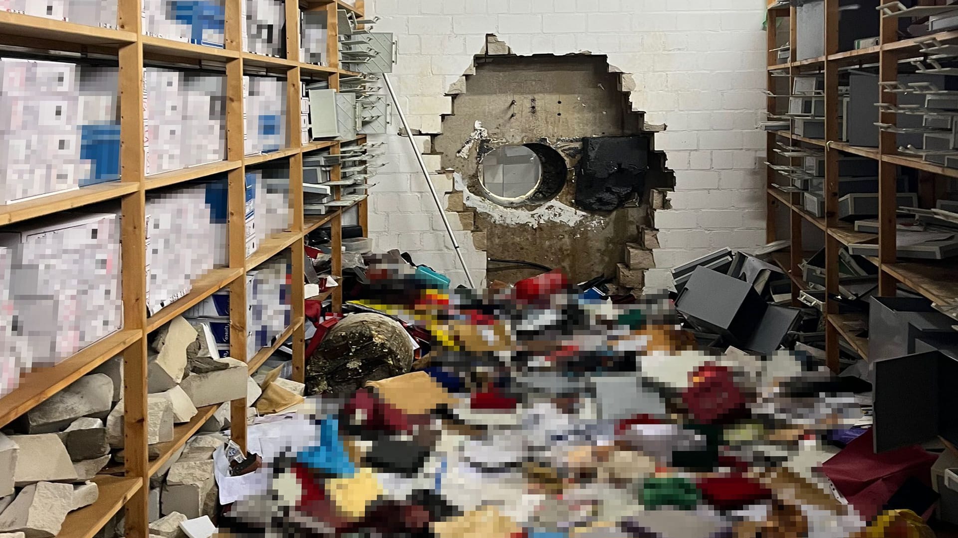 Blick in den Aktenraum der Gelsenkirchener Sparkasse: Durch das Loch sind die Täter in den Tresorraum gelangt. Blick in den Aktenraum der Gelsenkirchener Sparkasse: Durch das Loch sind die Täter in den Tresorraum gelangt.