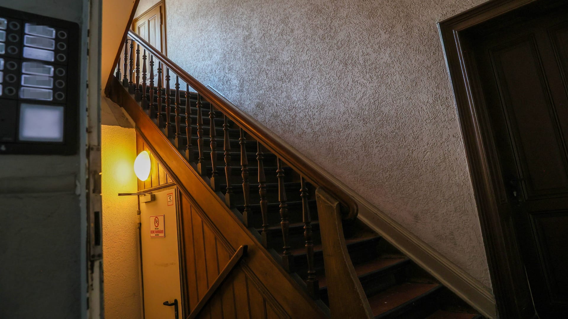 Blick in den Flur eines Mehrfamilienhauses (Symbolbild): Ein Mann ist in Hannover gestorben, doch jahrelang fiel es niemandem auf. Blick in den Flur eines Mehrfamilienhauses (Symbolbild): Ein Mann ist in Hannover gestorben, doch jahrelang fiel es niemandem auf.