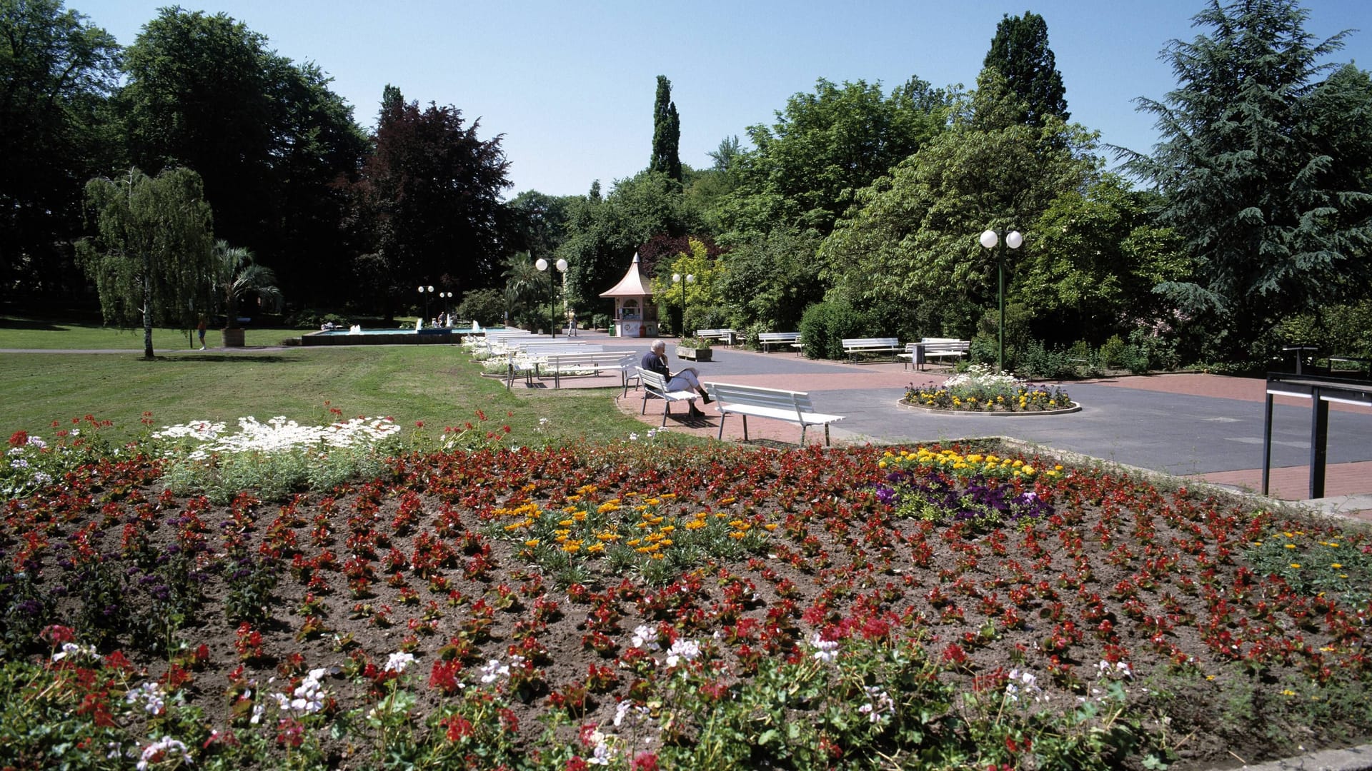 Blumenbeet an der Kurpromenade in Bad Nenndorf: Die Schwefelquellen werden seit dem ausgehenden Mittelalter genutzt (Archivbild).