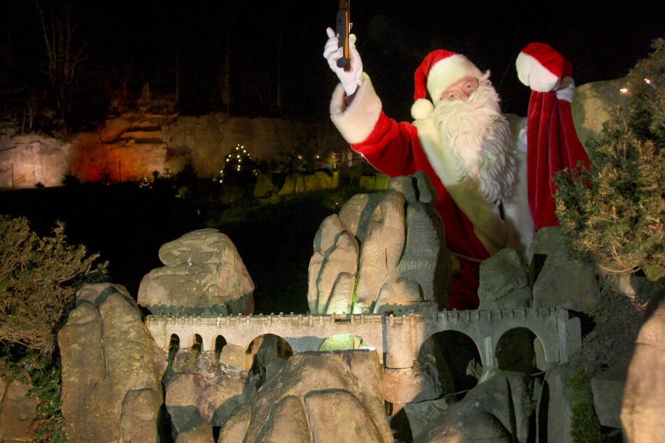 Es weihnachtet im Miniaturpark! Sogar der Weihnachtsmann wird seine Arbeit am Nordpol unterbrechen und den Kleinsten in der "Kleinen Sächsischen Schweiz" einen Besuch abstatten. (Archivfoto)