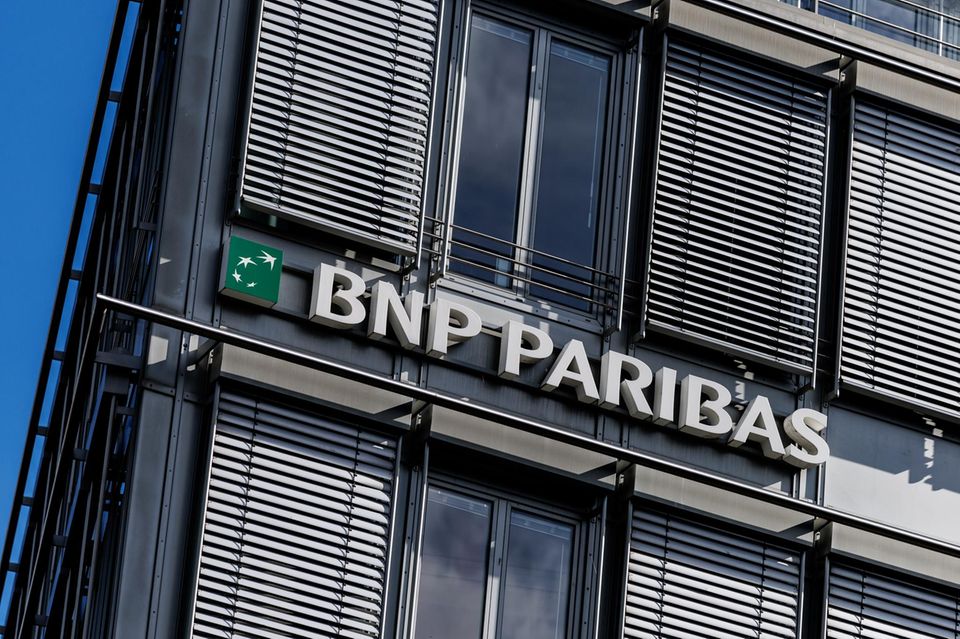 Im Geschäft mit Eigenkapital-Emissionen und -Platzierungen (ECM) hat sich die französische BNP Paribas auf Platz eins geschoben und damit die Deutsche Bank überholt. Dritter ist BofA Securities (Bank of America). Das Geschäft ist aber mau, nachdem es kaum größere Börsengänge in Frankfurt gab.
