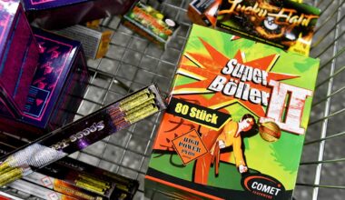 Silvester-Feuerwerk liegt in einem Einkaufswagen.