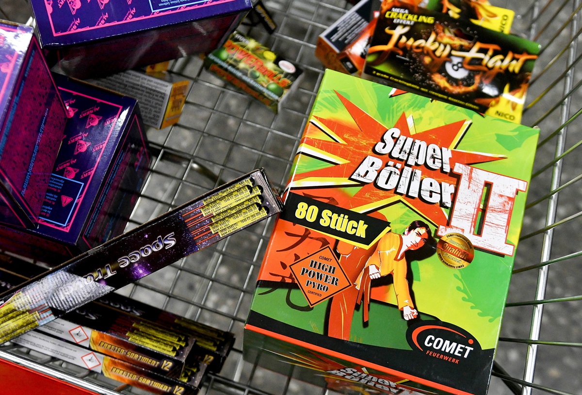 Silvester-Feuerwerk liegt in einem Einkaufswagen.