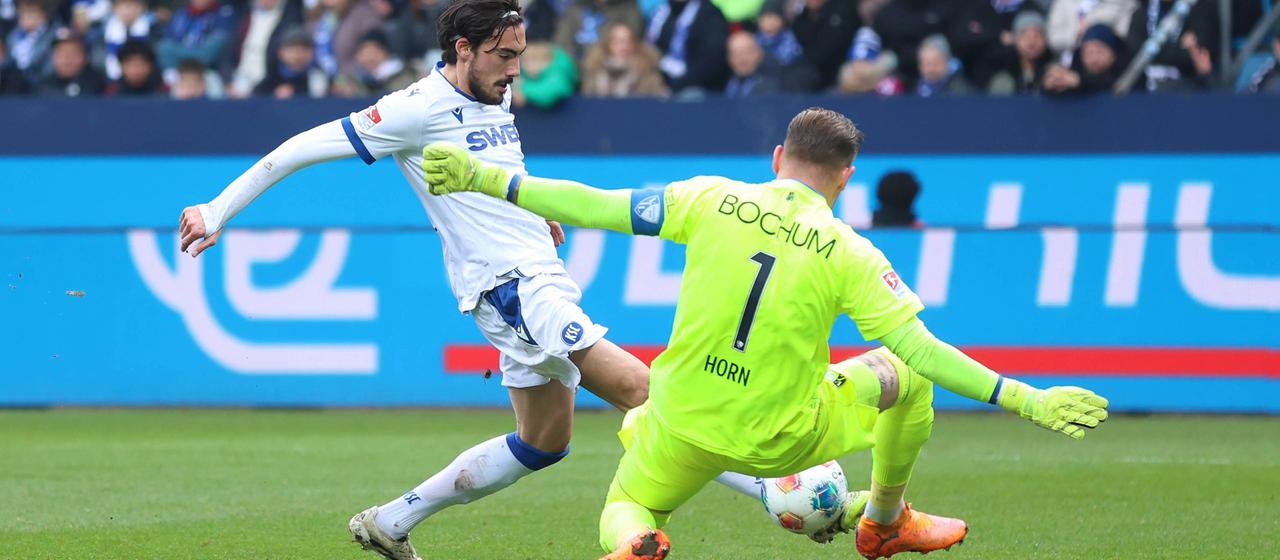 Karlsruhes Roko Simic (l.) im Duell mit Bochums Keeper Timo Horn