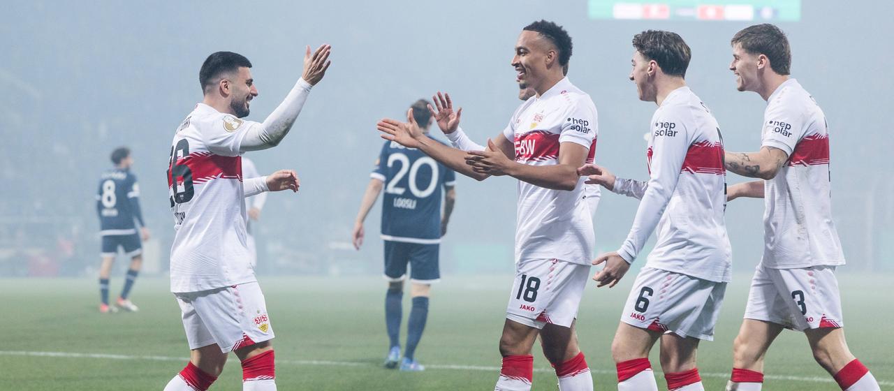 Die Stuttgarter Spieler um Torschützen Deniz Undav (v. l.) bejubeln das 0:2 in Bochum