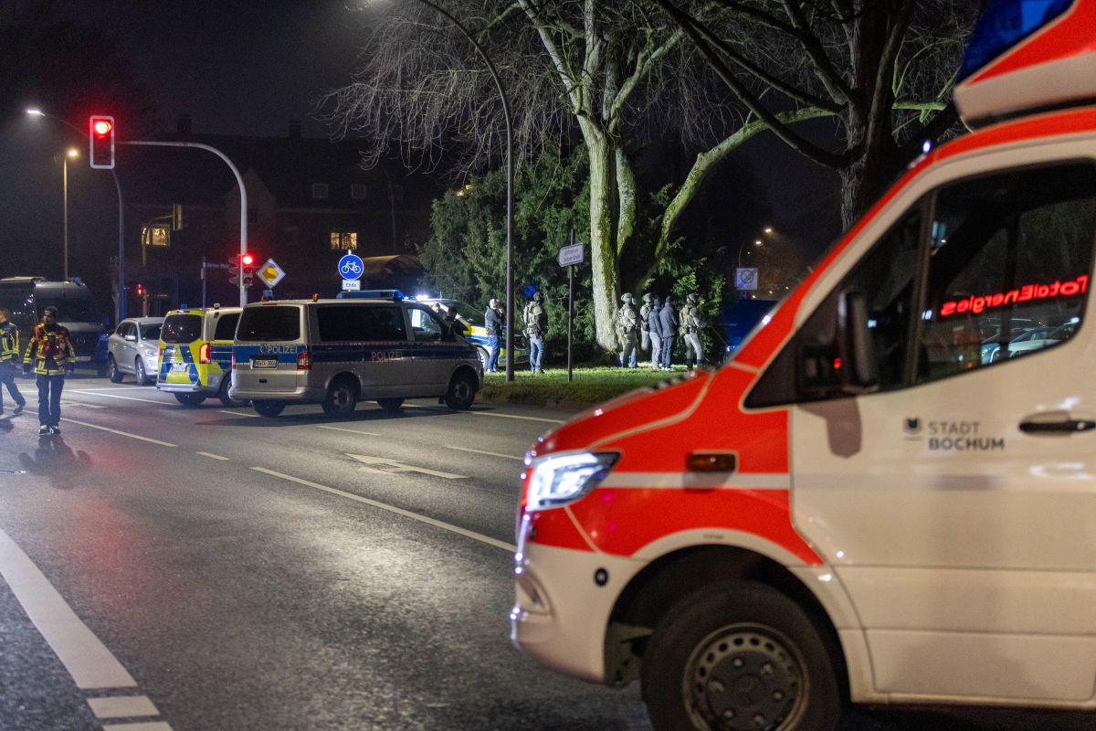Einsatzkräfte stehen in Bochum an einer Straße