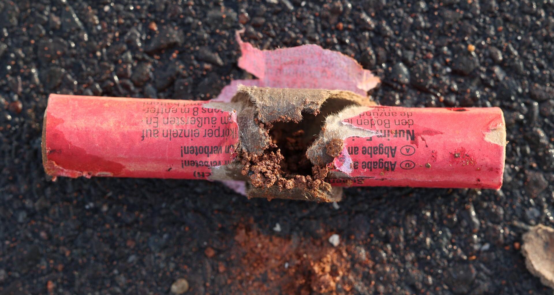 Böllerreste auf der Straße