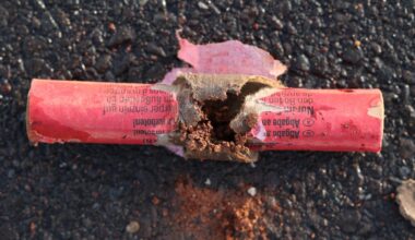 Böllerreste auf der Straße