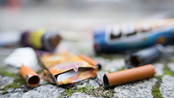 Aufgeweichte Feuerwerkskörper liegen Tage nach Silvester noch auf der Straße. 